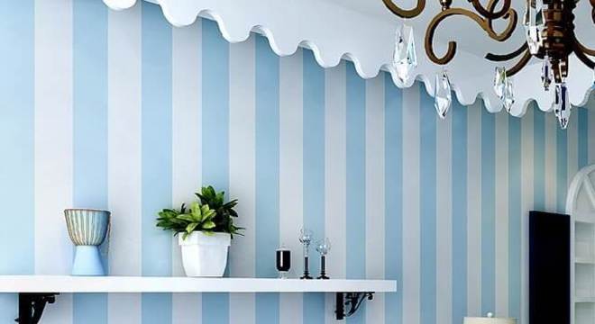 Papel de parede azul listrado com sofá xadrez