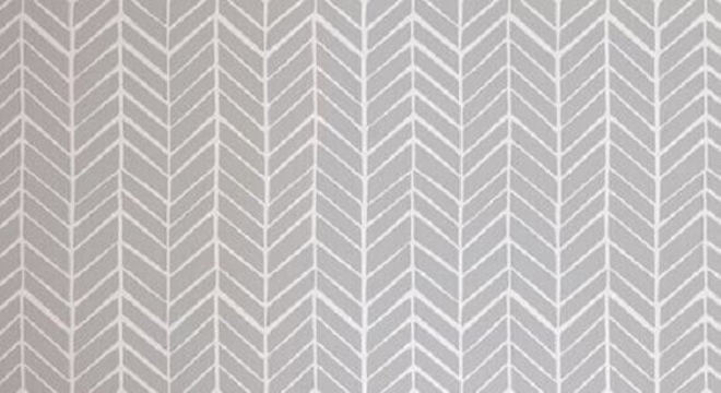 papel de parede cinza para quarto com cama de madeira