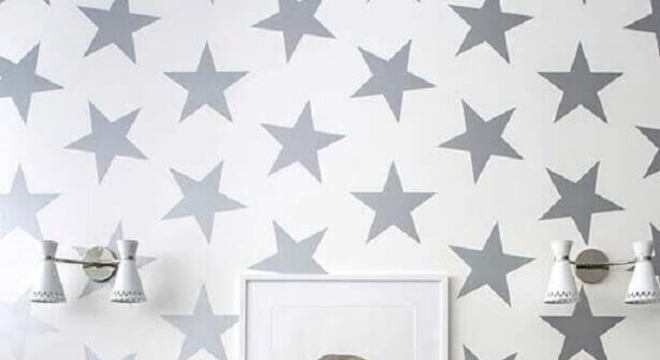 papel de parede para quarto infantil cinza com estampa de estrelinhas