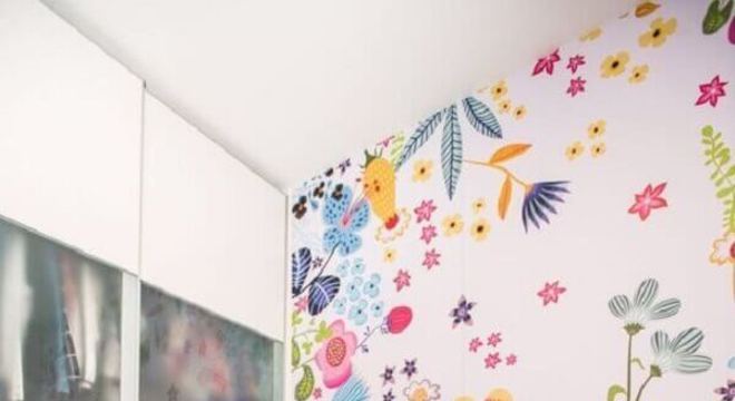 papel de parede para quarto infantil com estampa de flores coloridas 