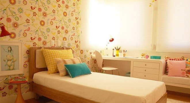 papel de parede para quarto infantil feminino com estampa de flores e passarinhos 