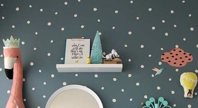 papel de parede para quarto infantil feminino com parede cinza e cama azul turquesa