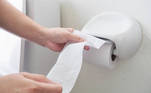 Sangue nas fezesA presença de sangue nas fezes ou no papel higiênico após se limpar deve ser um sinal de alerta. Podem ser, por exemplo, hemorroidas, mas também um sinal de câncer colorretal. Se o quadro persistir, é importante ir ao médico