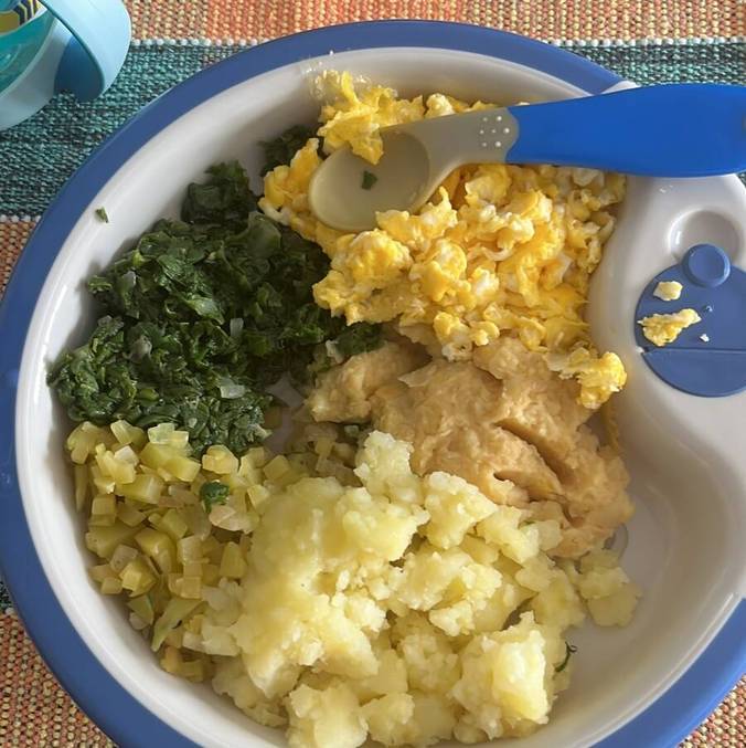 Legumes cozidos no vapor (20 minutos máx.) + ovo mexido =  refeição orgânica, barata e rápida para o seu bebê