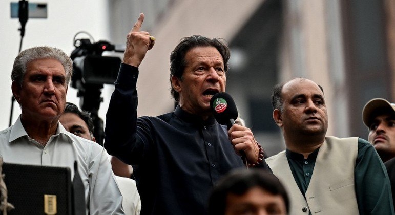 O ex-primeiro-ministro do Paquistão Imran Khan dirige-se a seus apoiadores durante manifestação