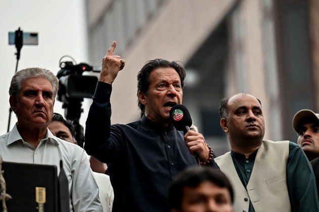 O ex-primeiro-ministro paquistanês Imran Khan foi baleado no pé durante um comício político na quinta-feira (3).