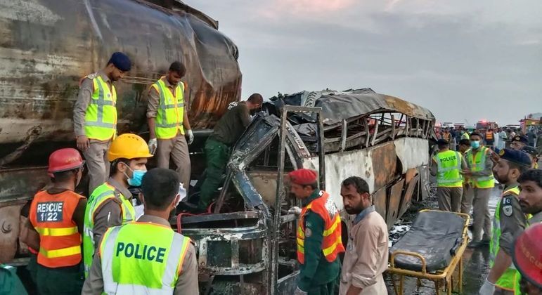 Ônibus ficou completamente destruído após bater contra um caminhão-tanque