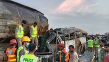 Vinte pessoas morrem queimadas em acidente de ônibus no Paquistão