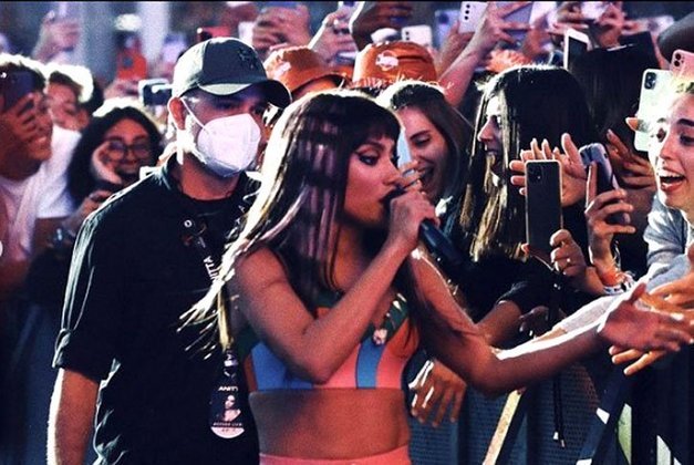 Para a apresentação em Lisboa, Anitta usou a mesma roupa e o mesmo cenário da performance no festival de música Coachella, nos EUA, em abril. Em ambos, ela entrou de moto. 
