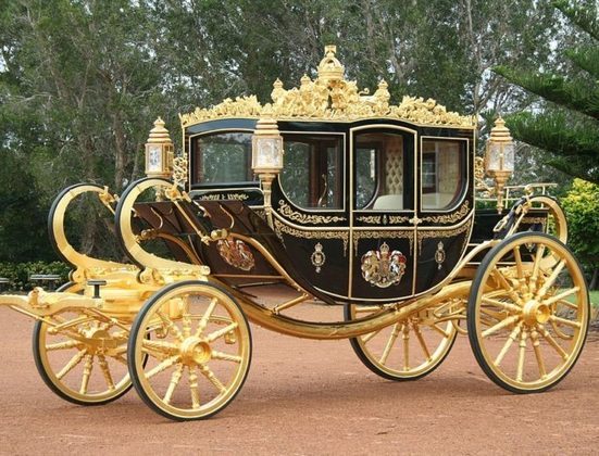 Para a Procissão Real, Charles III e Camilla usarão a carruagem Diamond Jubilee State Coach, criada para comemorar os 60 anos de reinado da rainha Elizabeth II e usada pela primeira vez em 2014.