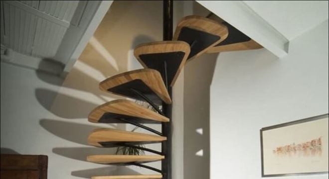Para ambientes reduzidos estruture uma escada flutuante de madeira circular