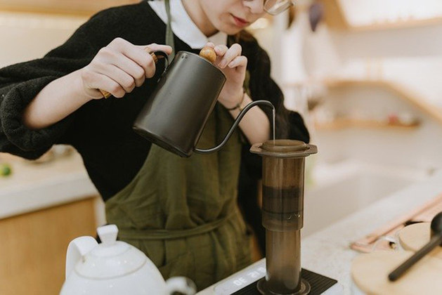 Para cada 300 ml de água (filtrada ou mineral), use 2 colheres de copa de café. Ferva a água até fazer bolhas grandes. Desligue o fogo e espere dois minutos antes de jogar a água no pó. A temperatura fica ideal.  