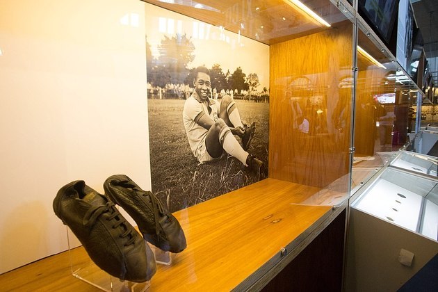 Para celebrar a vida e a trajetória vitoriosa do craque, em 2014 foi inaugurado o “Museu Pelé”, em Santos, que exibe uma coleção de cerca de 2,4 mil objetos referentes à carreira do jogador.