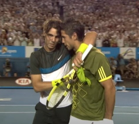 Para chegar na final diante de Federer, Rafa precisou passar por um compatriota, seu amigo Fernando Verdasco. O jogo teve altíssima qualidade técnica, com lances que estão na história do tênis, sendo que Nadal precisou jogar no seu limite para avançar de fase.