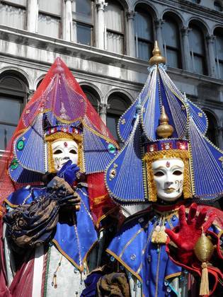 Para contar a história dessa tradição cultural, é necessário voltar ao ano de 1094, quando o Carnaval de Veneza foi criado pelo doge Vitale Falier. Curiosamente, este é o mesmo ano da consagração da Basílica de São Marcos.