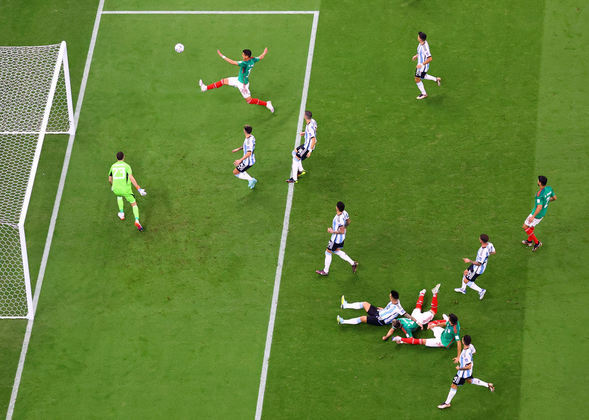 Para matar o torcedor argentino, o México teve uma boa chance logo no início e quase abriu o placar
