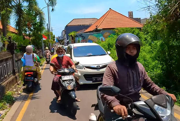 Para os turistas, assim como para os moradores, as motocicletas são uma boa opção para encarar o nó do trânsito nas ruas.