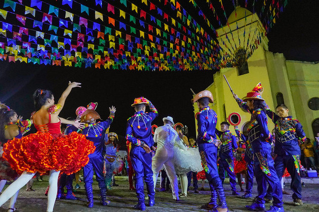 Para que você possa entender mais sobre a festa junina de Caruaru, vamos contar como ela foi, ao longo das décadas, ganhando espaço na região a ponto de, atualmente, atrair centenas de milhares de pessoas a cada ano: 