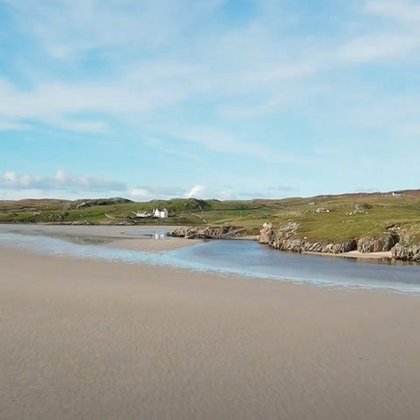 Para quem quer sossego e contato com a natureza, a praia de Uig Sands, 30 quilômetros a oeste de Stornoway, na costa atlântica da Ilha de Lewis, na Escócia, é o local ideal. Com raras pessoas indo, lá tem uma combinação de mata, mar e montanhas rochosas.