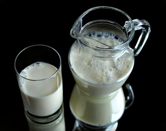 Para se ter uma ideia da queda nutricional, cada copo de leite (200 ml) tem 6,4 gramas de proteína e 214 miligramas de cálcio. Mas a bebida láctea tem apenas 3,4 gramas de proteína e 95 miligramas de cálcio.