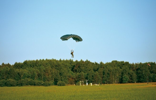 Para um paraquedista em queda livre, sua velocidade final antes da abertura do paraquedas chega a variar aproximadamente entre 200 e 240Km/h.
