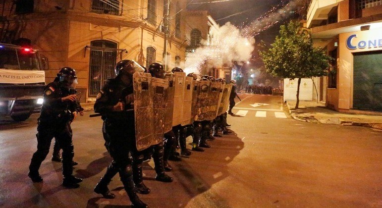 A polícia entrou em confronto com manifestantes após a decisão do Congresso
