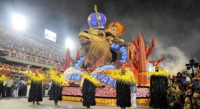 O Bode Ioiô coroado O Salvador da Pátria no início do desfile