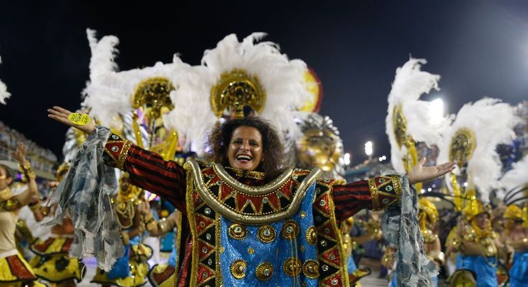 Paraíso do Tuiuti abre a segunda noite de desfiles no Rio de Janeiro 