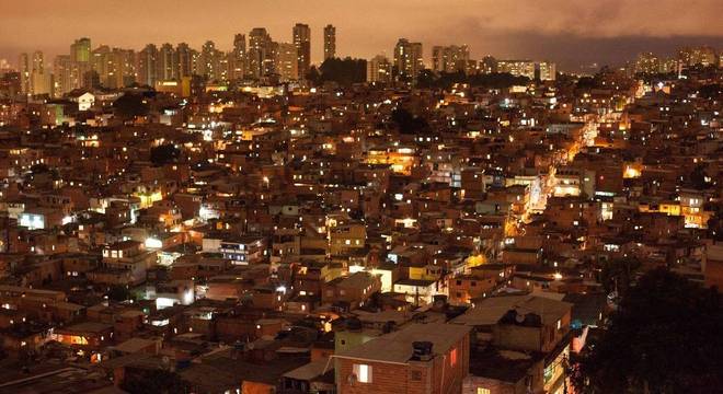 Confusão aconteceu quando policiais de moto entraram em baile funk 