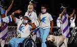 Atletas de Israel desfilam com a presença de um cachorro. Cães podem servir como guias para alguns atletas