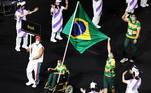 Petrúcio Ferreira e Evelyn Oliveira foram porta-bandeiras do Brasil nesta abertura dos Jogos Paralímpicos 2020