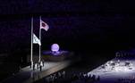 A bandeira paralímpica é hasteada ao lado da bandeira do Japão, país sede desta edição dos Jogos Paralímpicos, durante a cerimônia de abertura