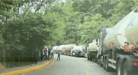 Cerca de 100 caminhões fizeram fila em frente à distribuidora