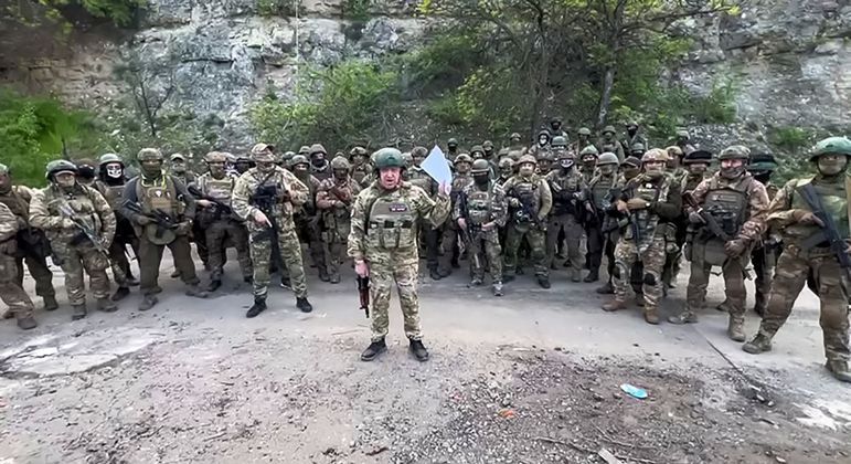 Prigozhin (no centro) e seus soldados reclamam da Rússia e ameaçam deixar a guerra