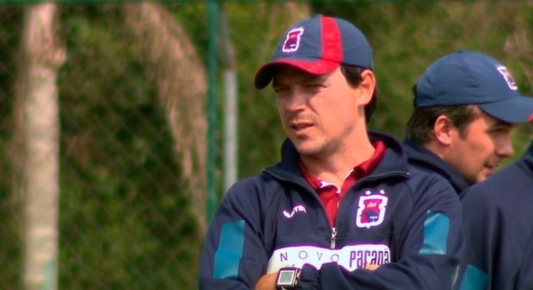 Paraná (2015) - Em julho de 2015, esteva 82 dias à frente da equipe paranista com 17 jogos, 7 vitórias, 3 empates e 7 derrotas.