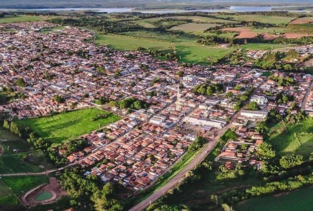 Paranapanema  é uma cidade pequena, com cerca de 20 mil habitantes, e a cerca de 260 km da capital. Já Avaré tem aproximadamente 100 mil moradores e é considerada um dos principais pontos turísticos do estado. Os dois municípios são perto do Paraná. 