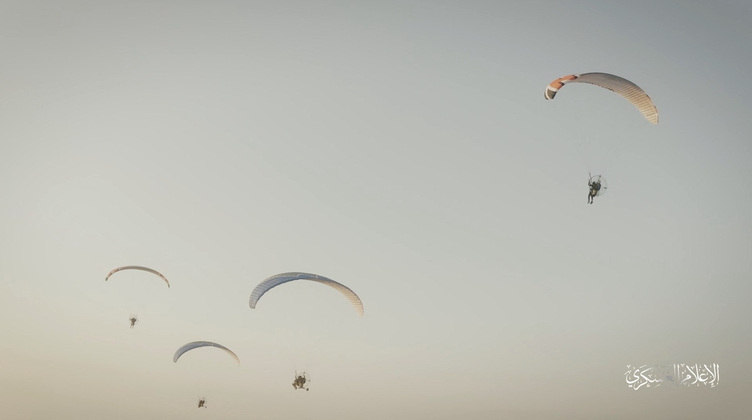 Os terroristas usaram parapentes motorizados para aterrissar em muitos locais, incluindo uma festa de música eletrônica, onde mais de 200 pessoas, a grande maioria jovem, foram mortas