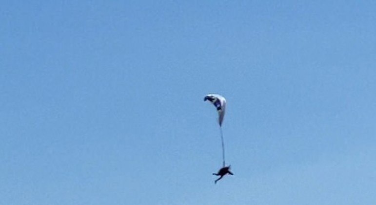 Atleta de paraglider se salvou segundos antes de se chocar com o chão
