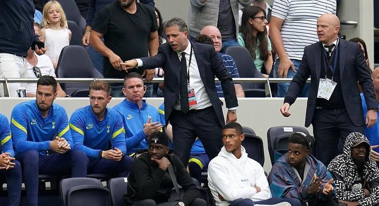Paràtici, agitado num jogo do Tottenham de Londres