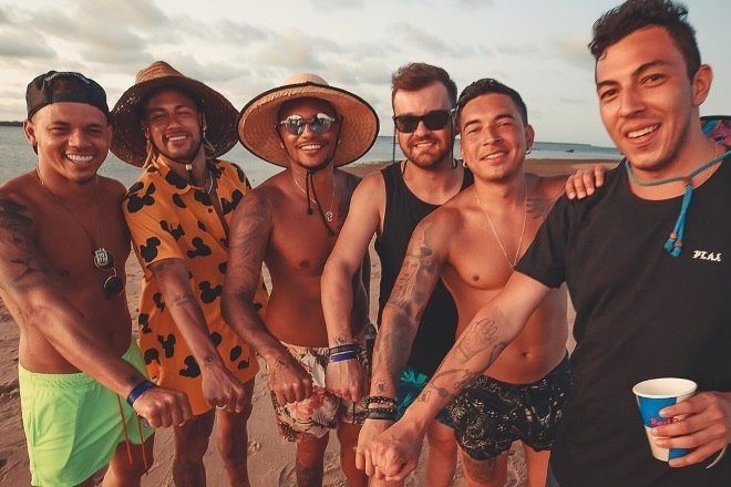 Desde a época que era jogador do Santos, onde estava Neymar estavam os 'parças'. O grupo chamado de Toiss segue com o craque em todos os lugares do mundo! Na última quinta-feira (19), o jornal espanhol 'Mundo Desportivo' publicou que cada um dos cinco recebem 11 mil euros, cerca de R$ 50 mil. Na foto, Jota Amancio, Neymar, Cris Guedes, Gustavo Almeida, Gil Cebola e Gui Pitta curtiam o Réveillon de 2019