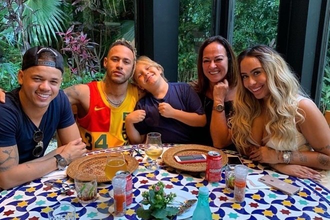 Os parças de Neymar também gostaram do novo namorado da mãe