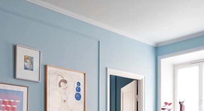 Parede azul clara na sala de estar