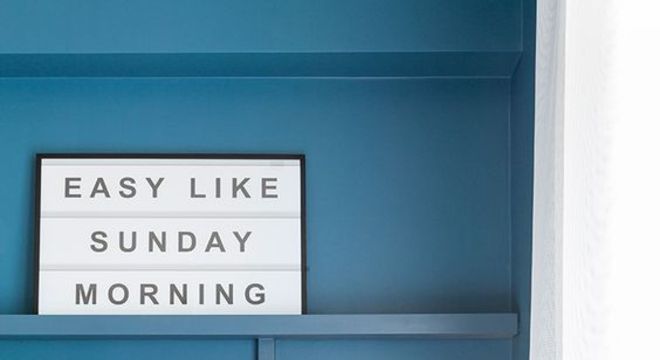 Parede azul com detalhes branco