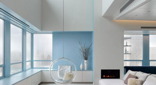 Parede azul com detalhes em branco