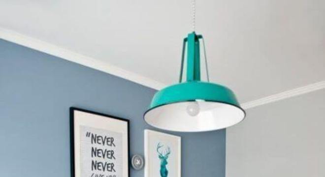 Parede azul com mesa de estudo combinando