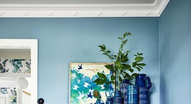 Parede azul com móveis da mesma cor