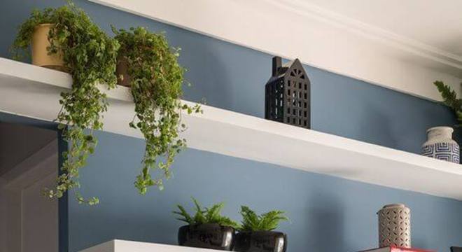 Parede azul com rack branca