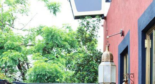 Parede azul com sofá laranja