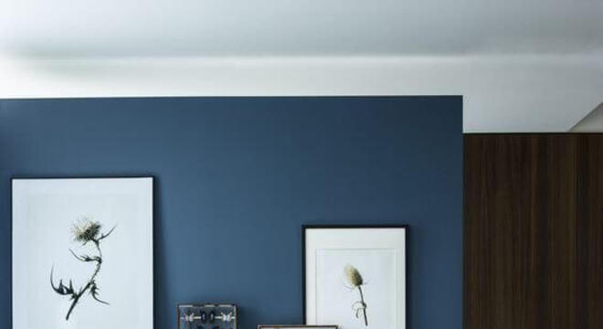 Parede azul com sofá marrom
