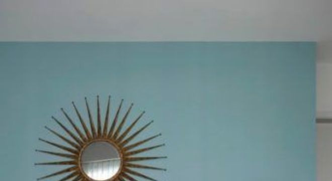 Parede azul com sofá rosa claro